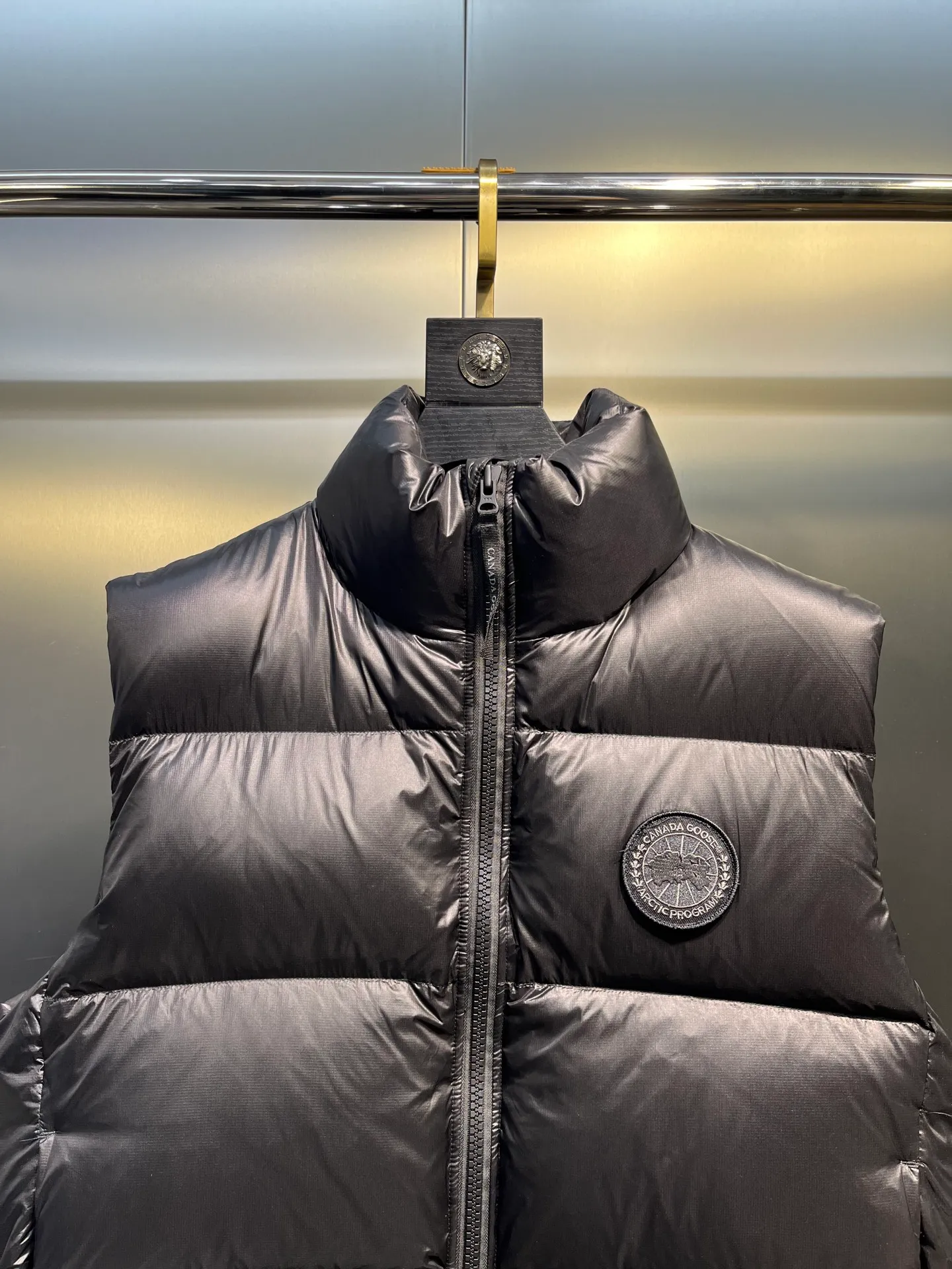 P540 🇨🇦Canada Goose""🇨🇦🌟 Canada Goose Puff Down Vest has always been recognized as the warmest down jacket. Various Instagram celebrities, Internet celebrities, and celebrities often wear it for street photos. I make Canada Goose every year, but I still can't get rid of my love for it. No matter how cold the days are, there is no need to be afraid, because there is! Filled with 90% white duck down, it is the legendary warmest down jacket and is known as a must-have for Arctic outdoor sports! The most popular down jacket in the world, celebrities are rushing to buy it, it is a must-have!  size：xs-xl